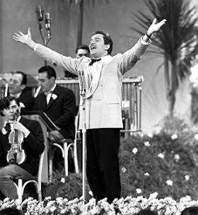 Domenico Modugno canta "Nel blu dipinto di blu" a Sanremo 1958.