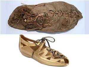 La scarpa rinvenuta in una grotta della provincia armena di Vayotz Dzor confrontata con un modello dei giorni nostri.